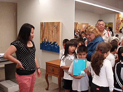 Euphrat art intern Trang Tran connects with Arbuckle students during their Euphrat tour.